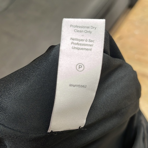 Cinq à Sept "Farrow" skirt with tonal trim; covered buttons; slit. Size 0 - Picture 4 of 9